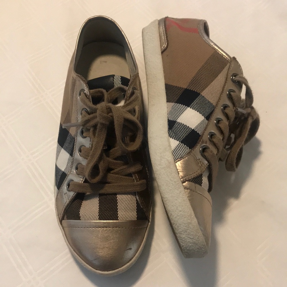 Burberry low top trainers with metallic detail✨